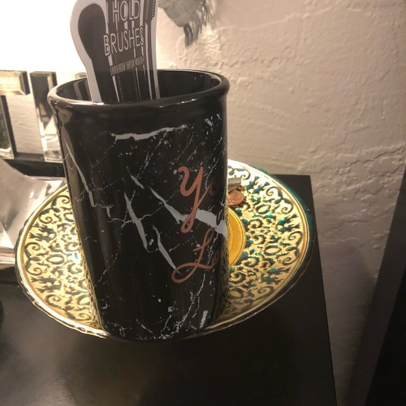 New Woman’s Ceramic Makeup Brush Holder - Picture 2 of 2